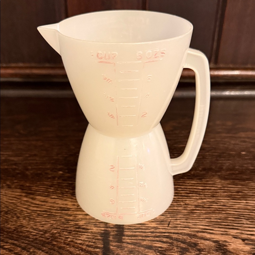 Tupperware Cream Dual-Sided Measuring Cup - Picture 1 of 3